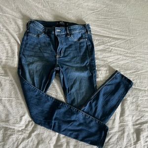Hollister high rise jean leggings medium wash. Size 11S. Like new barely worn.